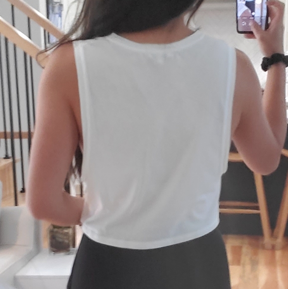 Aritzia Talula Crop Muscle Tank, Medium - Picture 2 of 8